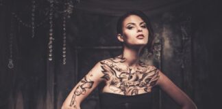 Blackwork Tätowierungen Stil Bedeutung Kunst