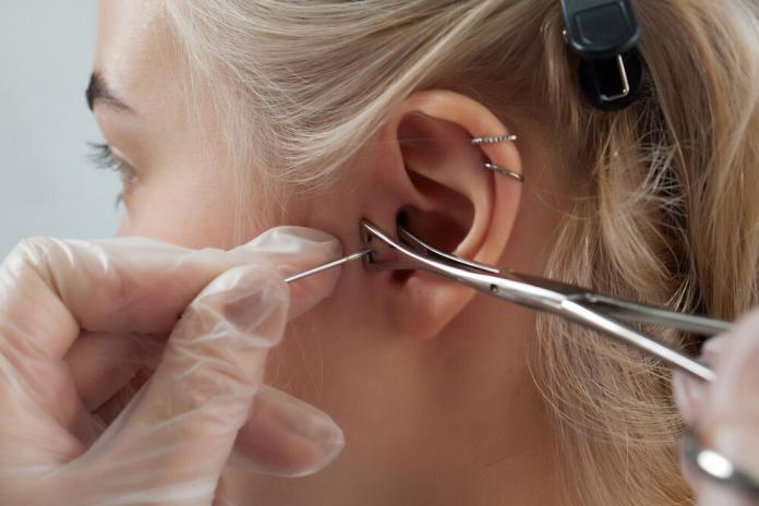 Gefahren beim Piercing Wann Vorerkrankungen und Medikamente ein Risiko darstellen können