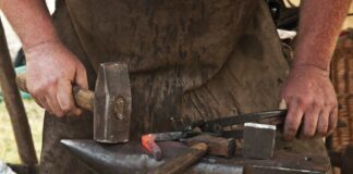 Handwerker und das Piercing