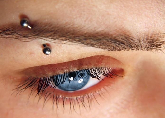 Ratgeber zu Augenbrauenpiercings Auswahl, Pflege und Schmuck Ratgeber zu Augenbrauenpiercings Auswahl, Pflege und Schmuck