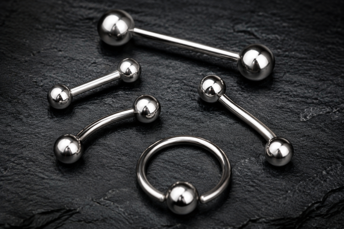 Magic-Cross Piercing erklärt Das kreuzförmige Statement, das mehr verspricht als bloße Optik