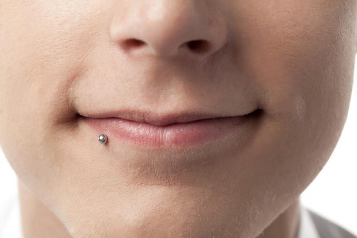 Labret-Piercing Tipps und Tricks zur Pflege, Heilung und perfekten Schmuckwahl Labret-Piercing Tipps und Tricks zur Pflege, Heilung und perfekten Schmuckwahl