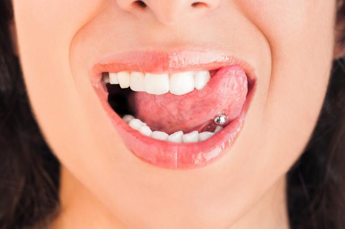 Zungenbändchenpiercing Alles, was du über den versteckten Körperschmuck wissen musst!